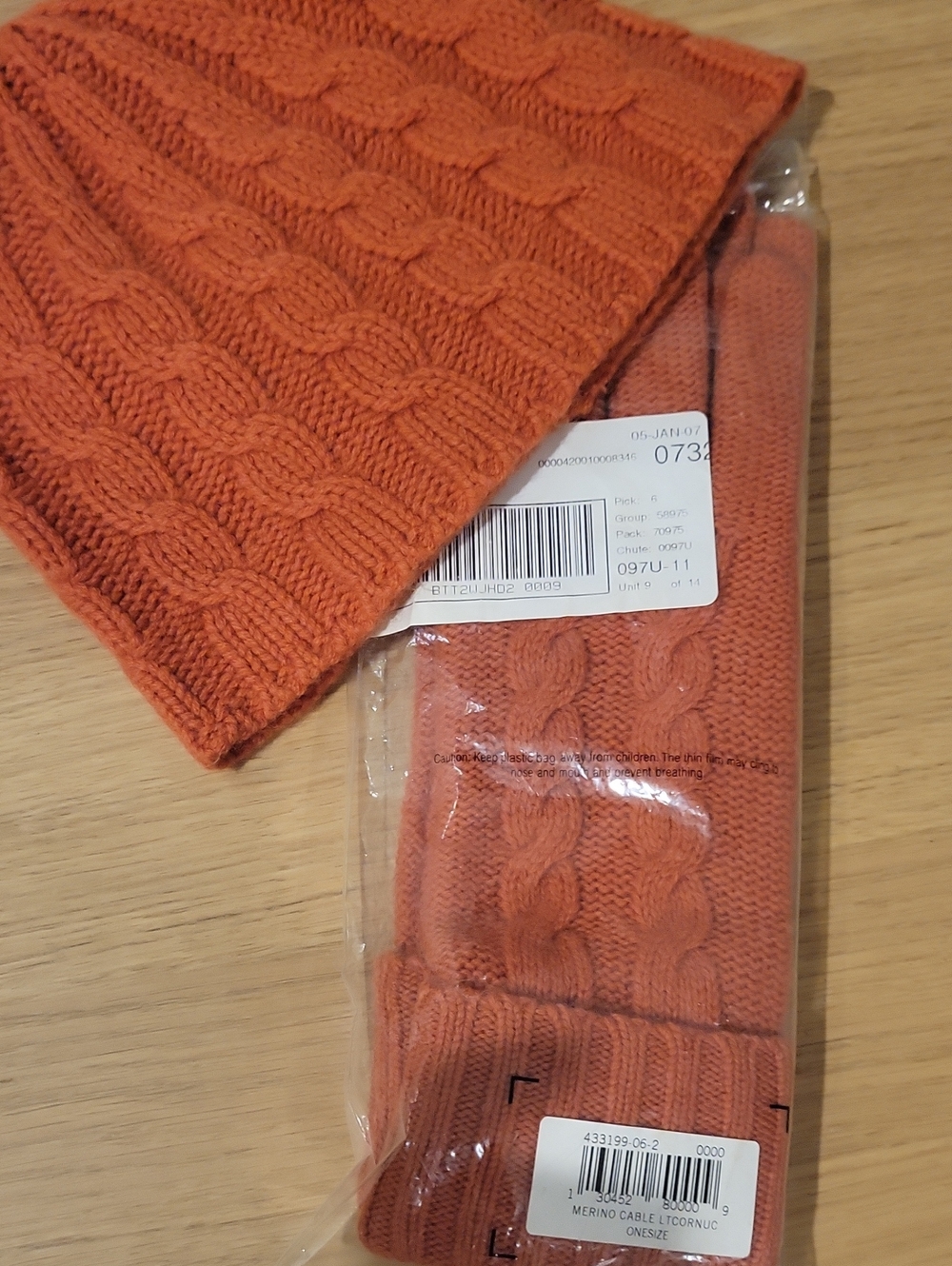 Banana Republic Orange Cable Knit Merino-Cashmere Beanie Hat & Gloves Set NEW - Picture 2 of 12